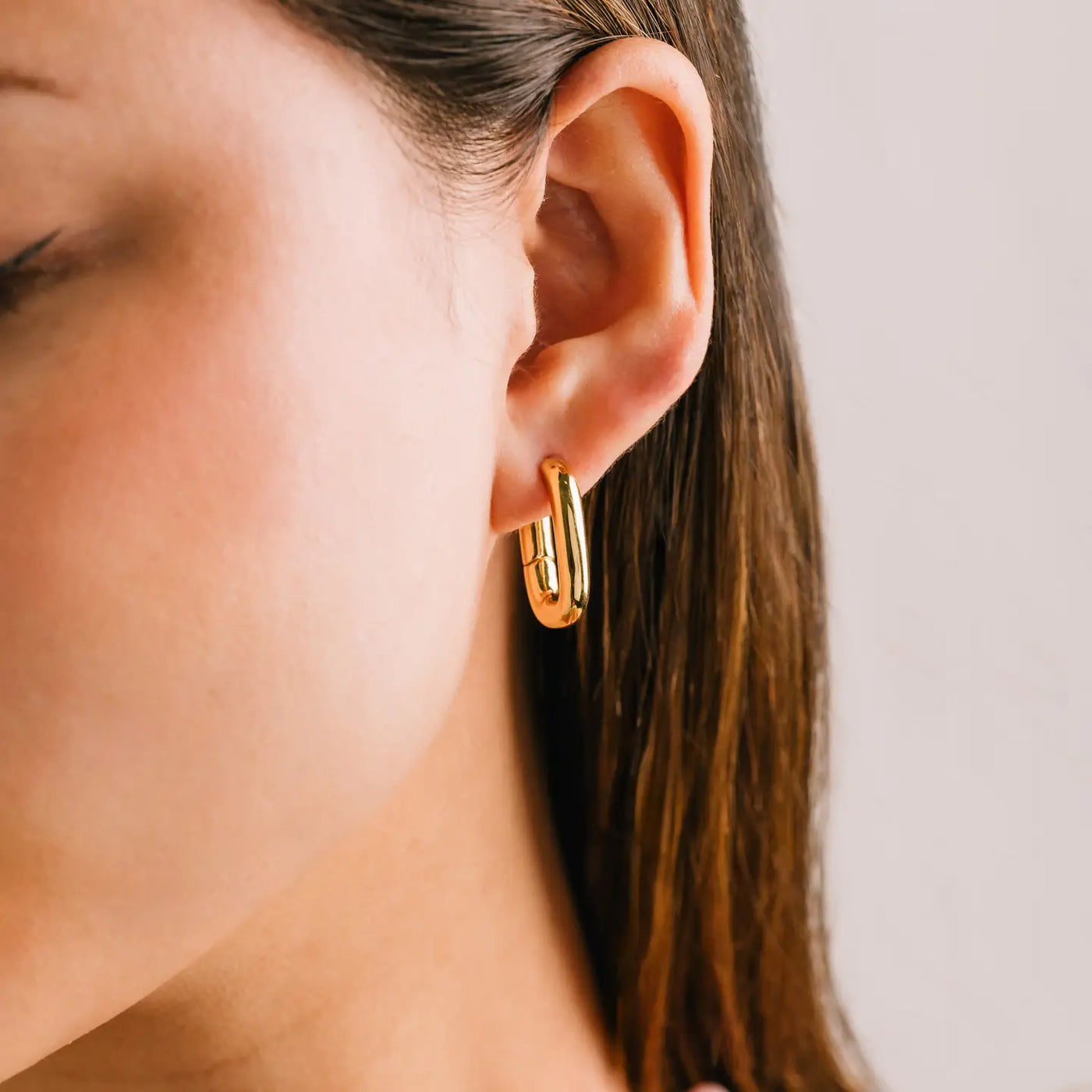 Midi Paperclip Puff Hoop Earrings in Gold