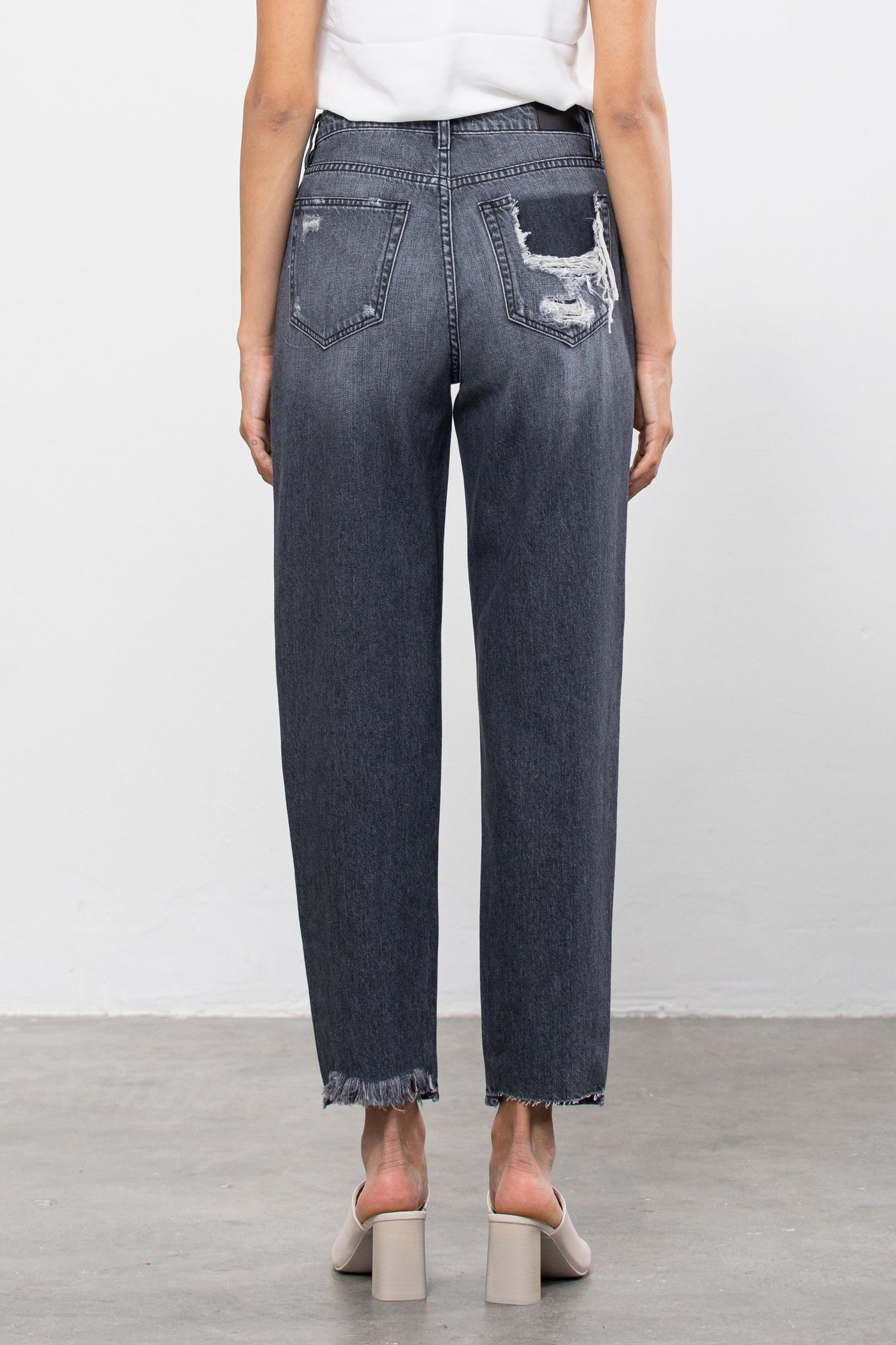 Zoey Mom Tapered Jeans in Grey