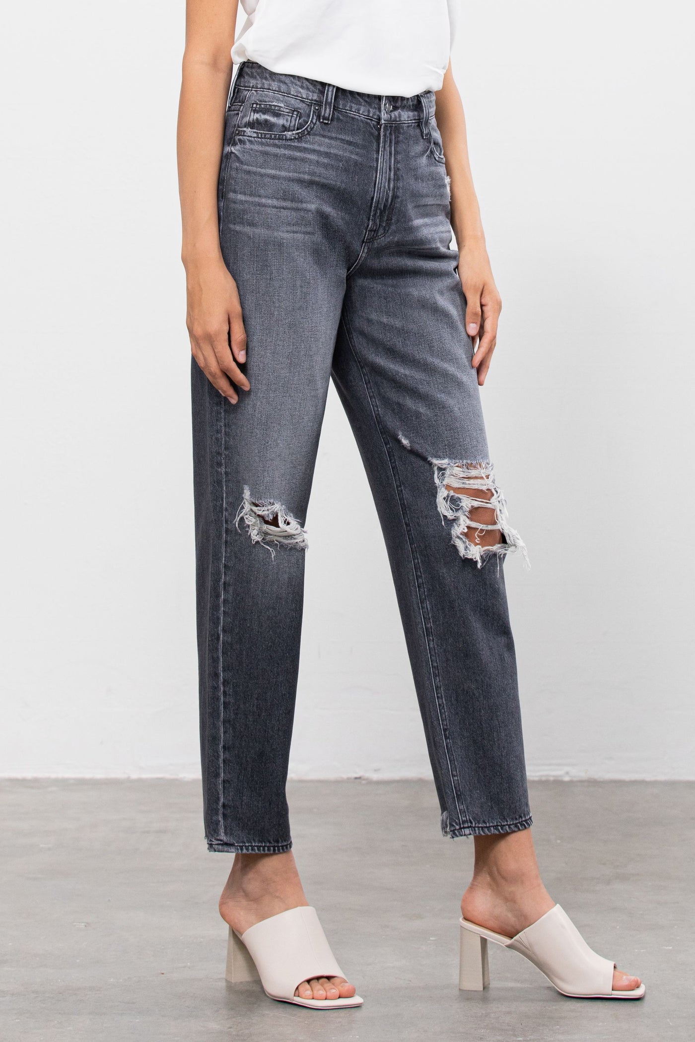 Zoey Mom Tapered Jeans in Grey